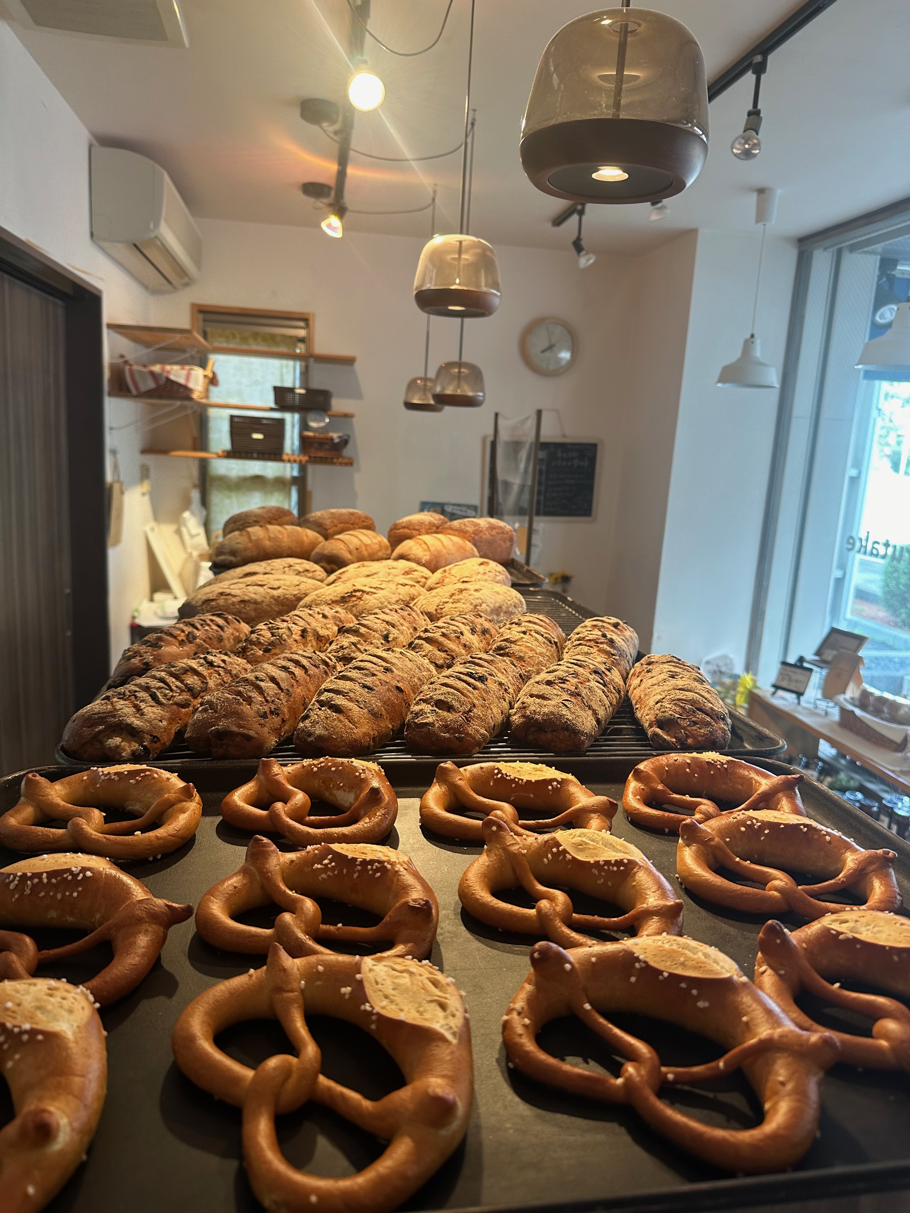 Bäckerei Terutake のブレーツェルとライ麦パン — ドイツパン専門店 ベッカライテルタケ(Baeckerei Terutake)