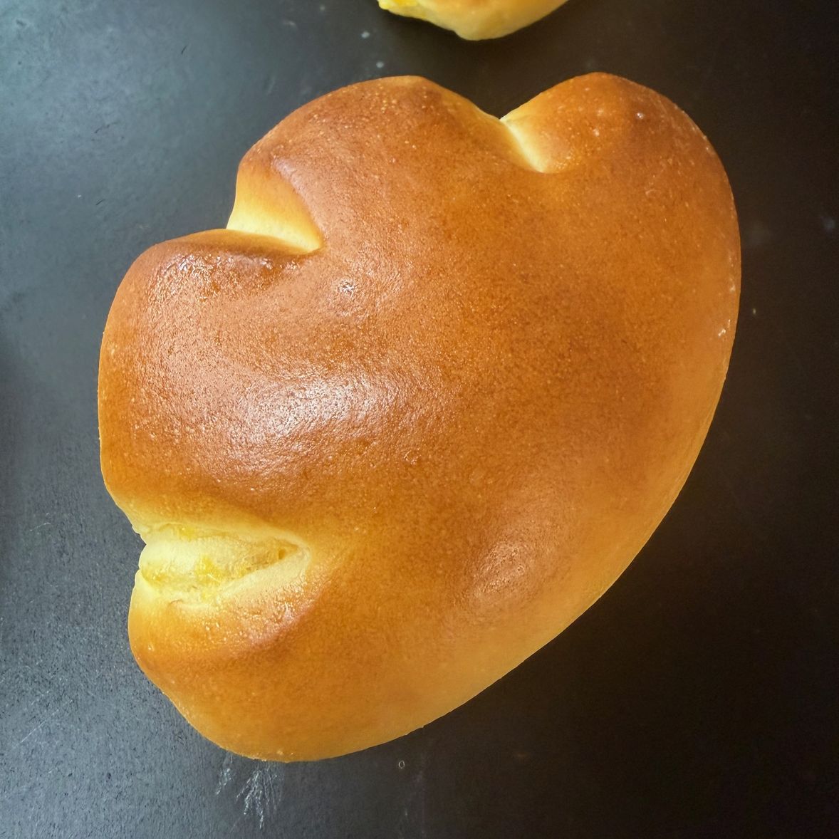 クリームパン|黄身の色が濃い御養卵を使った、自家製カスタードクリーム。 — ベッカライテルタケ(埼玉・ふじみ野のドイツパン専門店)