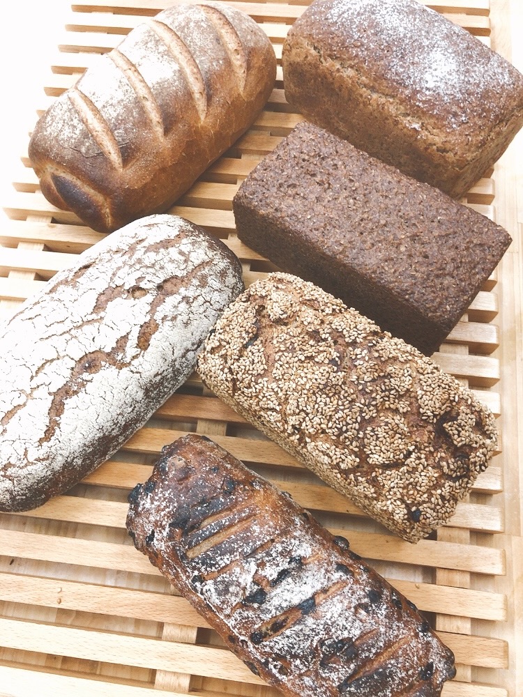 ライ麦パン5種の俯瞰 — Bäckerei Terutake ベッカライテルタケのパン一覧へ